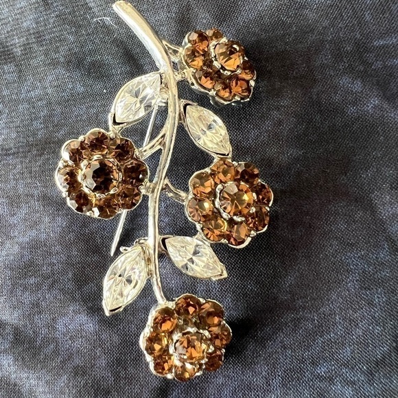 Amber Silvertone rhinestone flower bouquet brooch pin - Picture 1 of 3